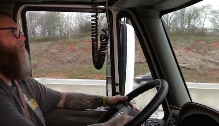 ¡Conductor de tráiler se hace vegano y pierde 29 kilos!