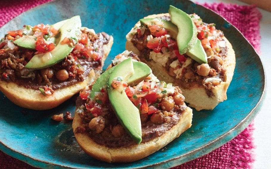 Todo lo que necesitas para unos deliciosos molletes veganos