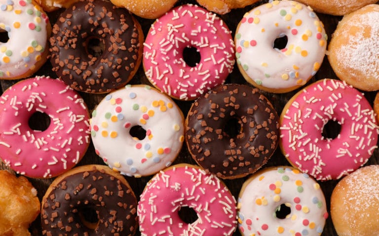 8 recetas de donas veganas que están aquí para traerle alegría a tu corazón