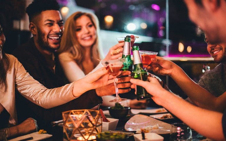 8 consejos para organizar una exitosa cena vegana con tus amigos que comen carne