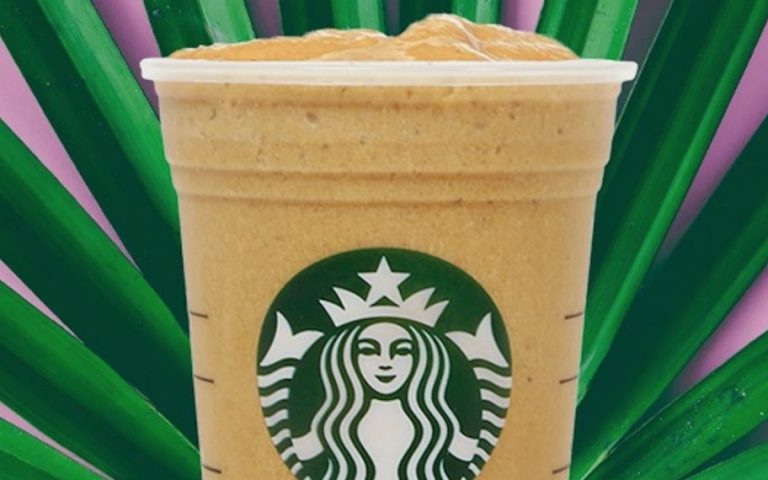 La estrategia de Starbucks para reducir su impacto ambiental incluye alimentos veganos