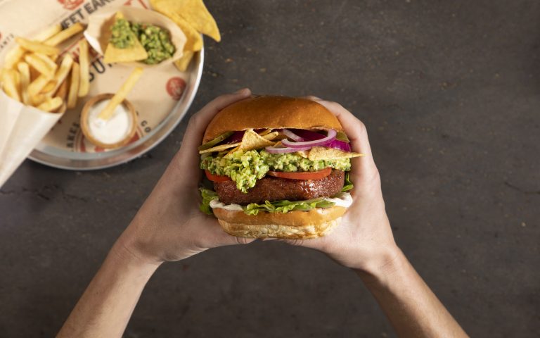 Awesome Burger, la primera hamburguesa vegetal de Nestlé, ya disponible en México
