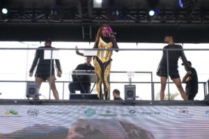 Cantora Leyllah Diva Black cantando na corrida de rua Running For Animals