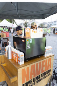 quiosque da NAVEIA, empresa de leite vegetal de aveia, na corrida de rua Running For Animals