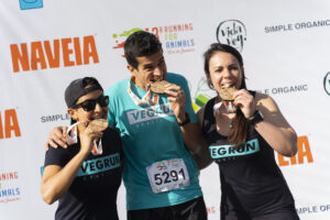 Participantes da VegRun Brasil, grupo e assessoria de corrida vegano, na corrida de rua Running For Animals