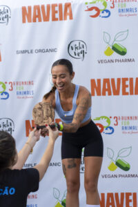 Jasmin Cowell, conhecida por cafecomjas em segundo lugar na corrida de rua de 5km da Running For Animals