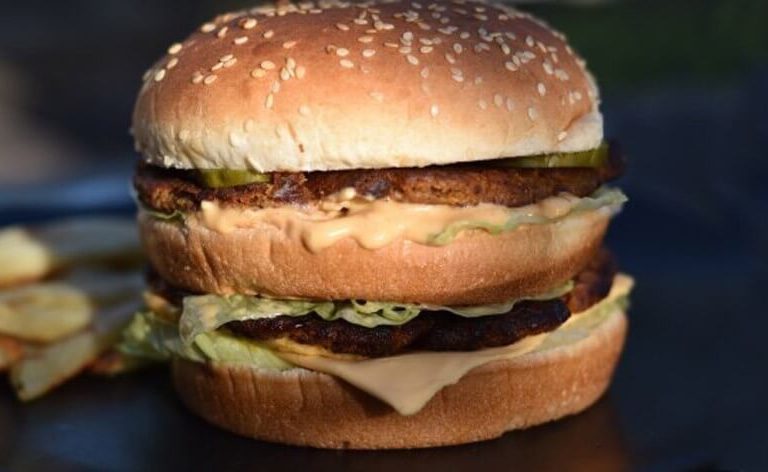 UAU! “Big Mac” vegano esgota rapidamente em Festival de Carne