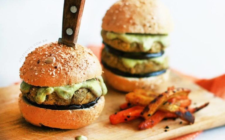 18 receitas de hambúrgueres veganos para você arrasar no fast food