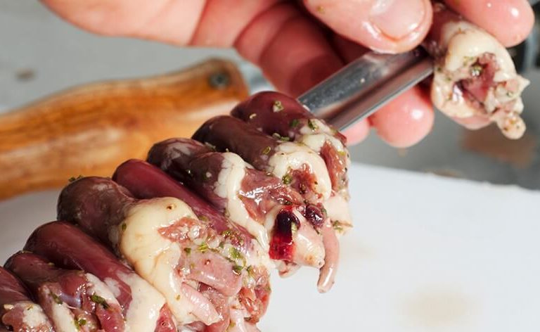 Homens brasileiros consomem muita carne e isso está reduzindo sua expectativa de vida