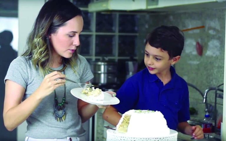 Aprenda a fazer um bolo vulcão de limão para o dia das crianças