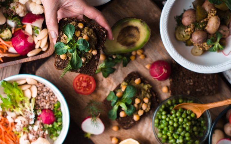 Aprenda a montar um prato vegetariano saudável em qualquer lugar
